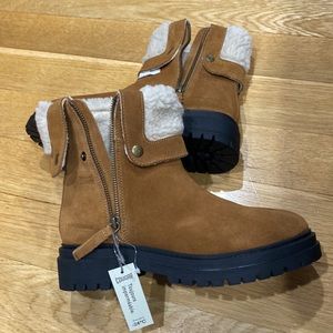 Cougar Vigo waterproof Suede Ankle  shearling women boots.Canada.High rated